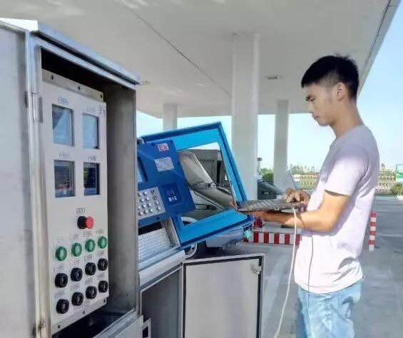 氨區裝卸液氨是否有明文規定必須使用鶴管（流體裝卸臂）